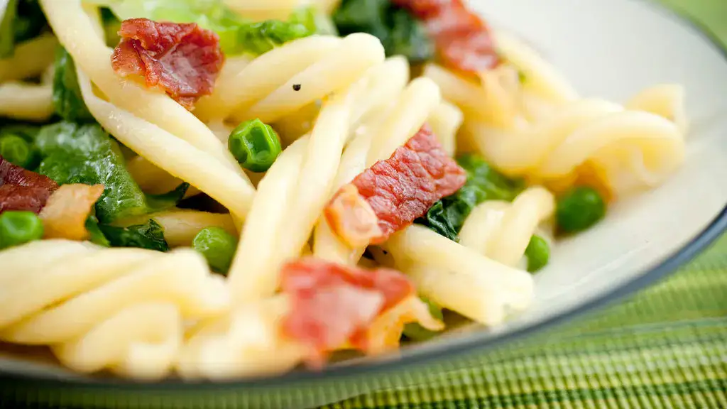 Pasta With Peas, Prosciutto and Lettuce